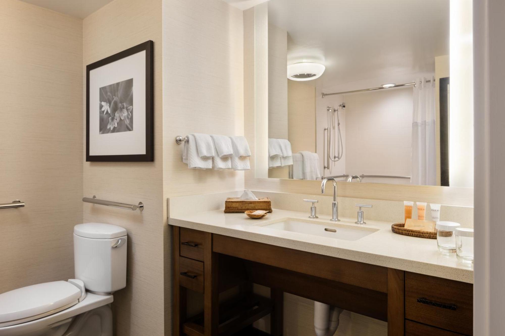 Queen Room Two Queen Beds Bath Tub Ocean View Mobility Access